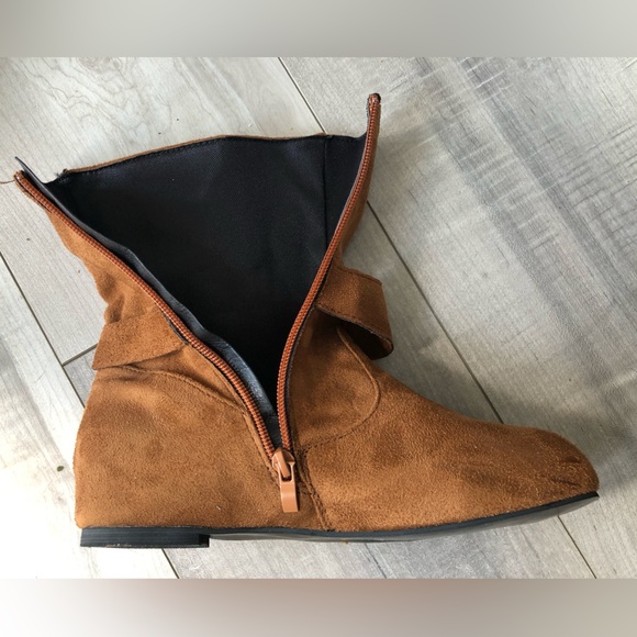 NWOT: Women's Lightweight Flat Boots w/ Round Toe - Picture 3 of 4